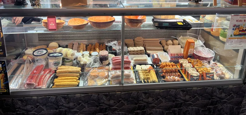 Onze vitrine aan de toog met frikandellen, kroketten, worsten, hamburgers en sateetjes